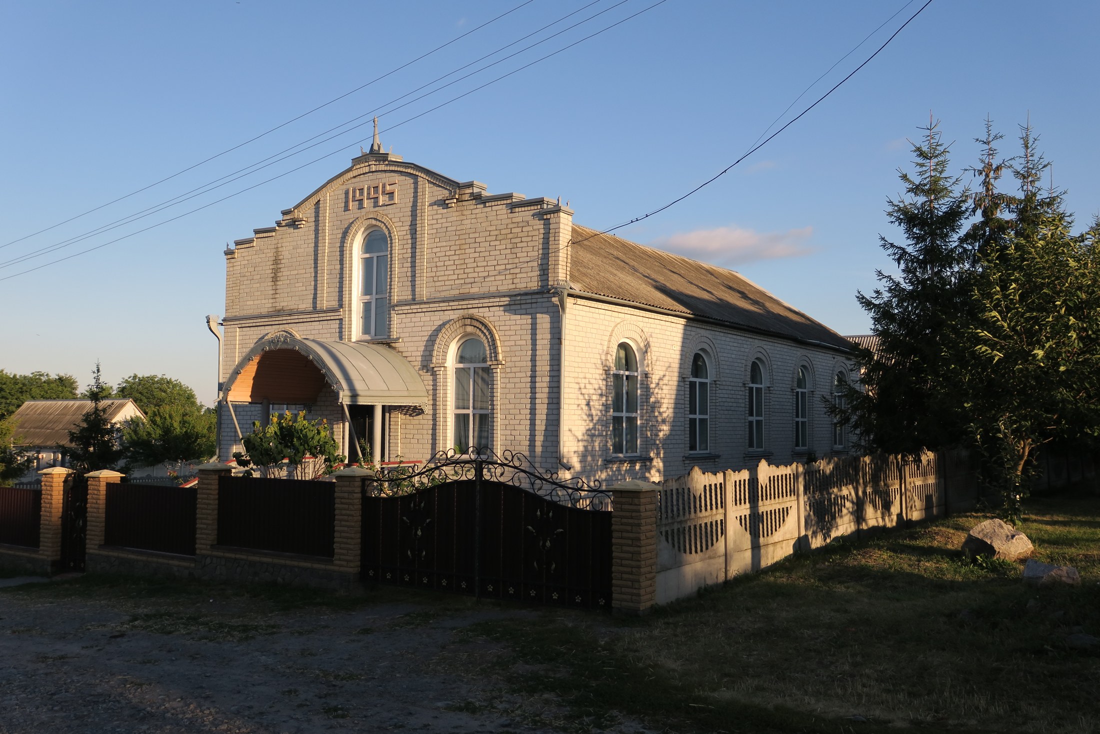 Євангельська громада та її молитовний будинок.